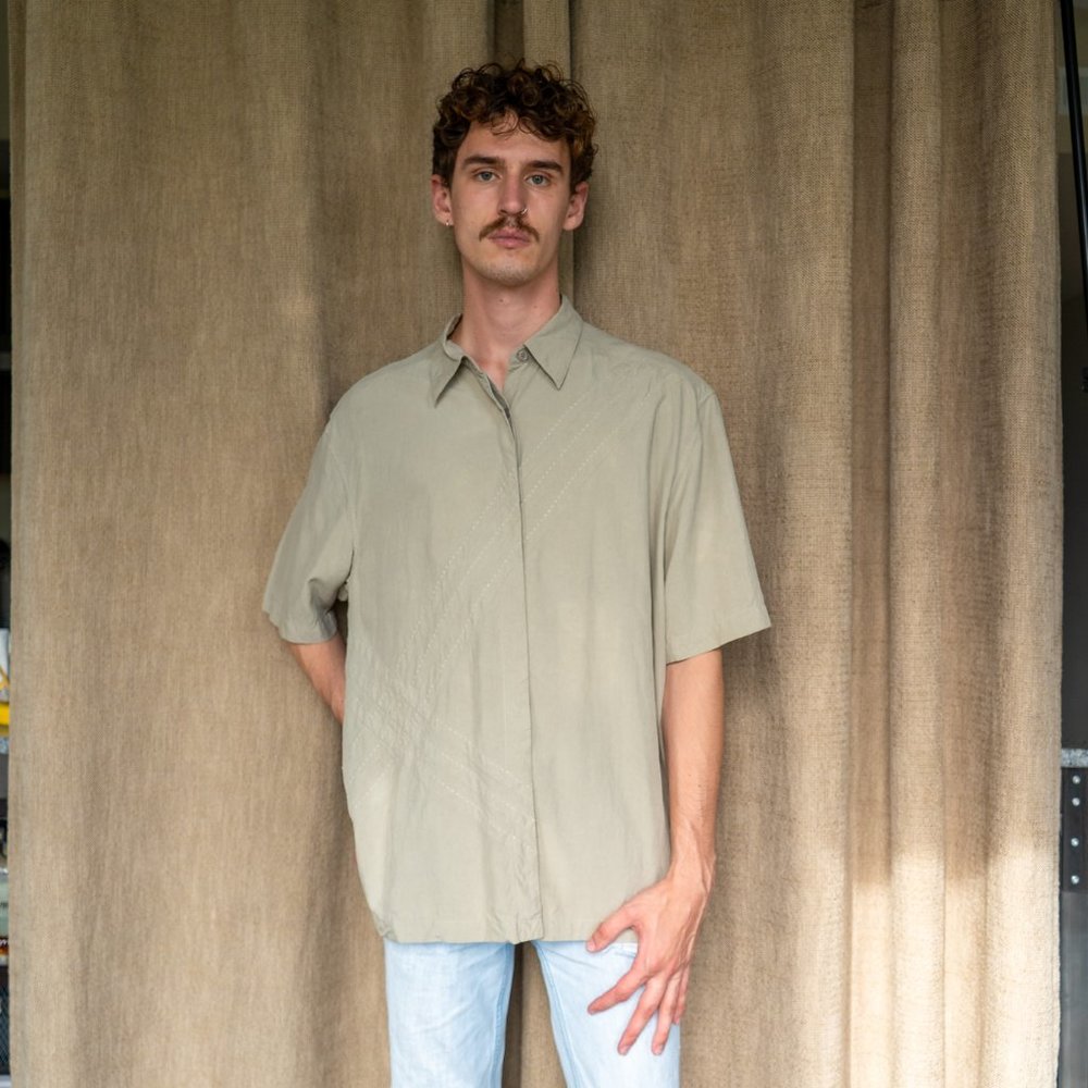 CLAIBORNE BUTTON UP SHIRT W/ STITCHED DESIGN